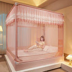 Une femme est assise confortablement sur un lit avec un beau baldaquin rose dans une chambre élégante.