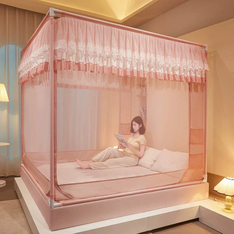 Une femme est assise confortablement sur un lit avec un beau baldaquin rose dans une chambre élégante.