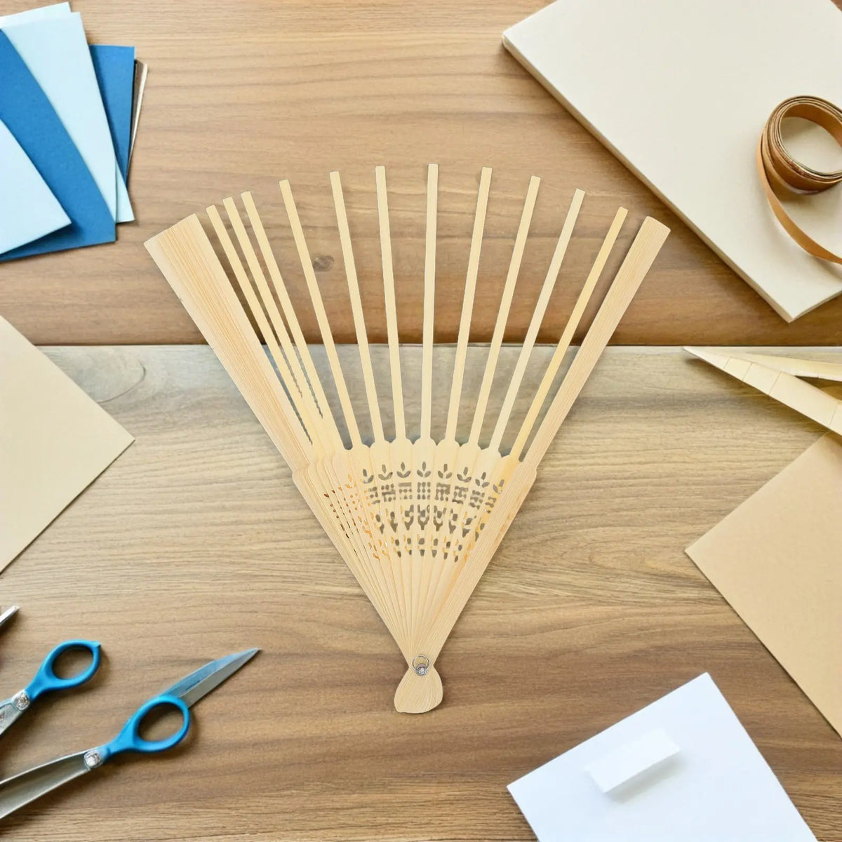 éventail artisanal traditionnel motifs floraux bambou naturel métalliques fixations manuelles porte fanette crafting matériaux