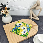 serviettes table papier motif tropical perroquets fleurs palmiers jaune bleu vert hibiscus pliées dépliées