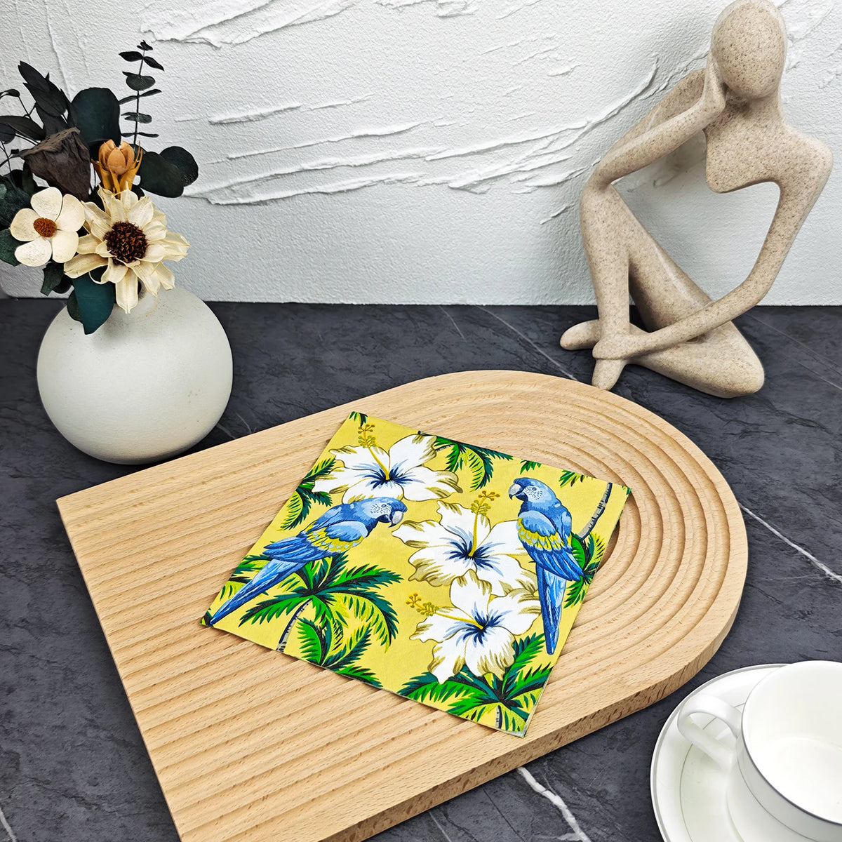 serviettes table papier motif tropical perroquets fleurs palmiers jaune bleu vert hibiscus pliées dépliées
