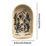supports muraux décoratifs motifs floraux étoiles couleurs crème rouge noir savons bougies