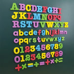 aimants tableau noir lettres chiffres symboles mathématiques 3d violet vert rouge bleu jaune rose