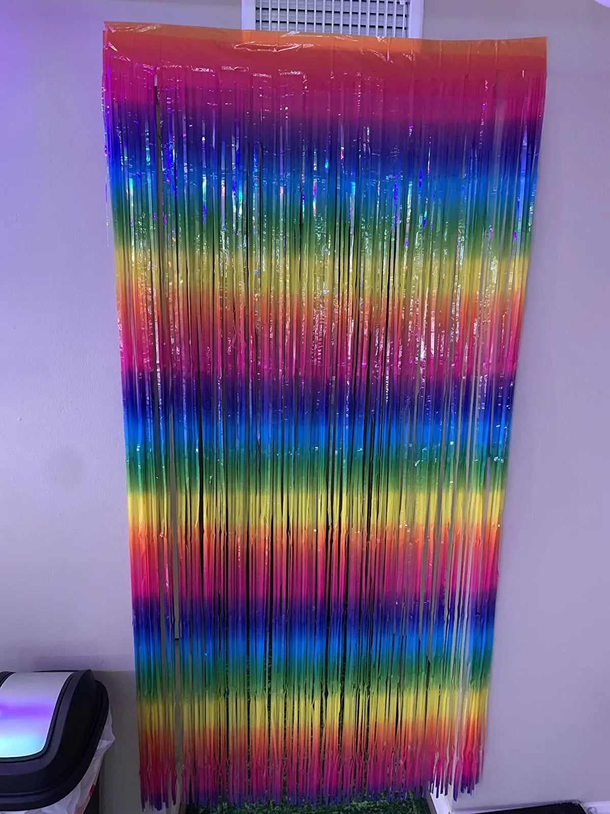 rideau festif arc ciel semi transparent lames verticales motifs joyeux anniversaire mariage
