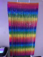 rideau festif arc ciel semi transparent lames verticales motifs joyeux anniversaire mariage