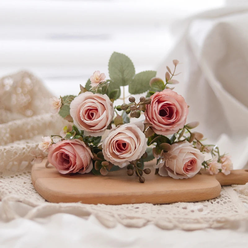 bouquet artificiel roses feuilles verte fleurs blanche vase transparent classique romantiqueintérieurDecoration