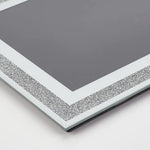 Détail des paillettes argentées sur cadre photo en verre