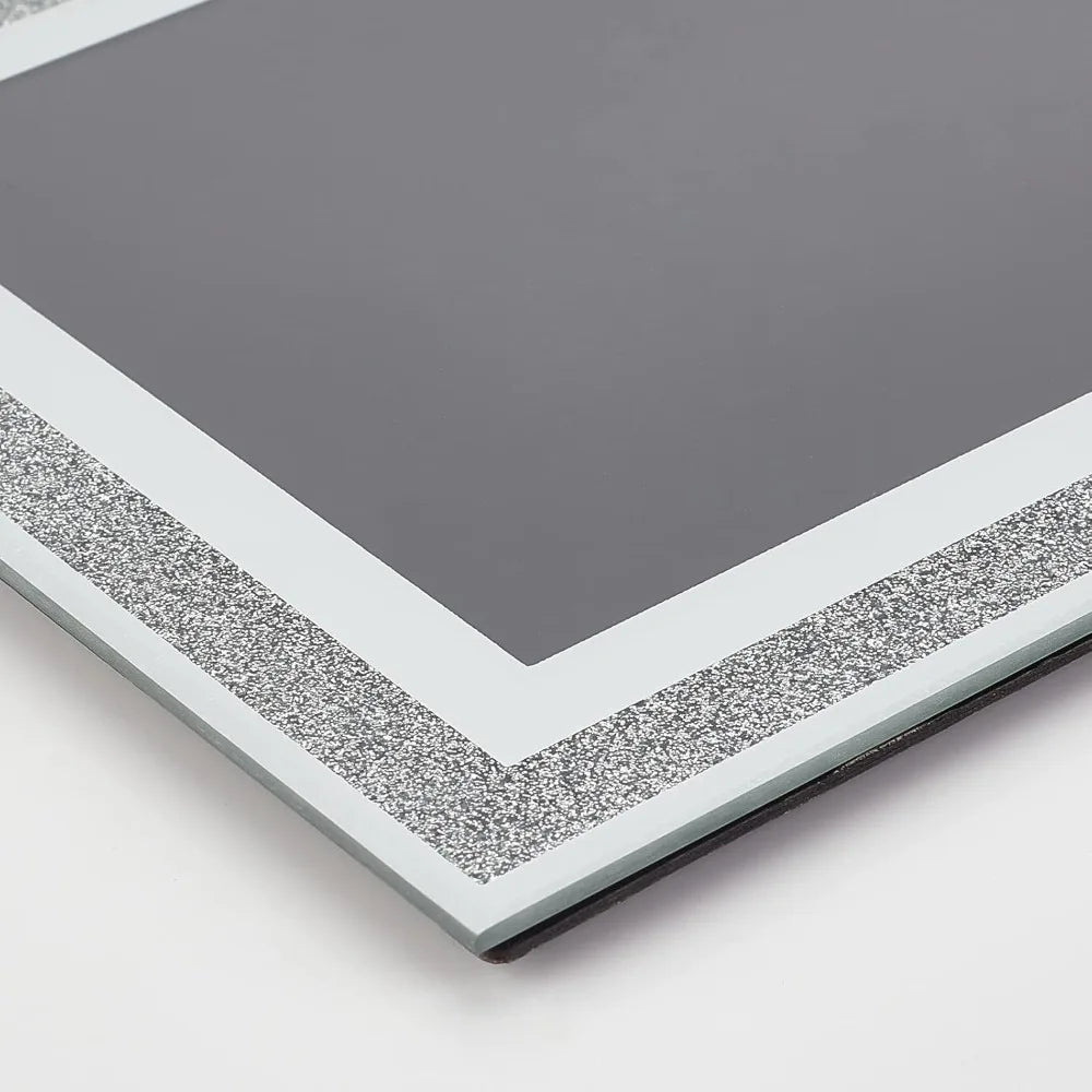 Détail des paillettes argentées sur cadre photo en verre
