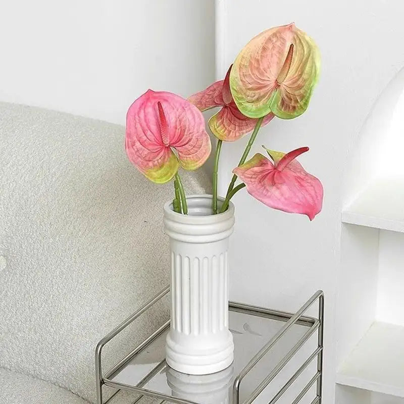 décoration intérieure fleurs artificielles rose verte blanches modernes minimalistes chambre fête
