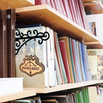 décoration bibliothèque bois gravé motifs floraux signet suspendu chaîne fixation murale ornemental vintage