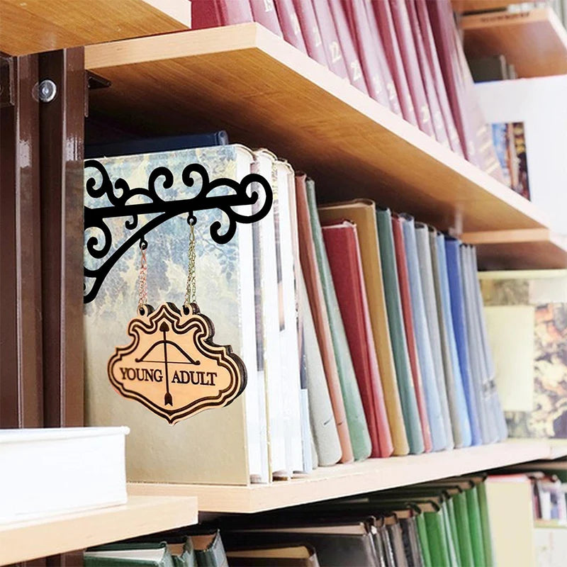 décoration bibliothèque bois gravé motifs floraux signet suspendu chaîne fixation murale ornemental vintage
