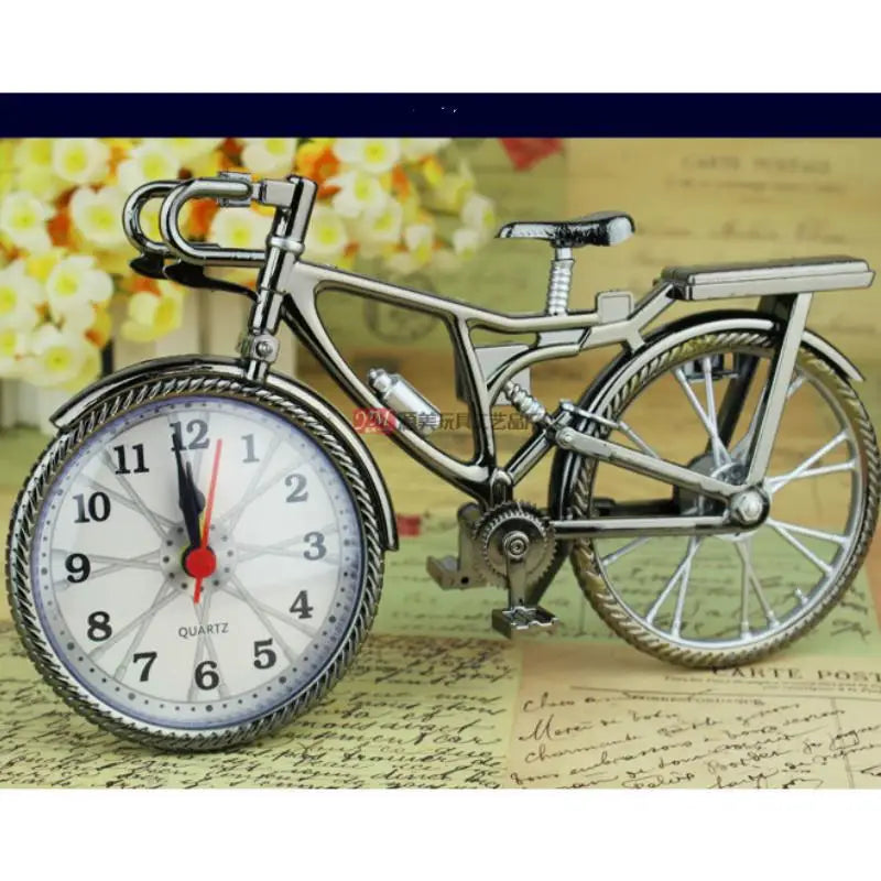 horloge forme vélo argenté métallique vintage roues selle pédales cadenas guidon
