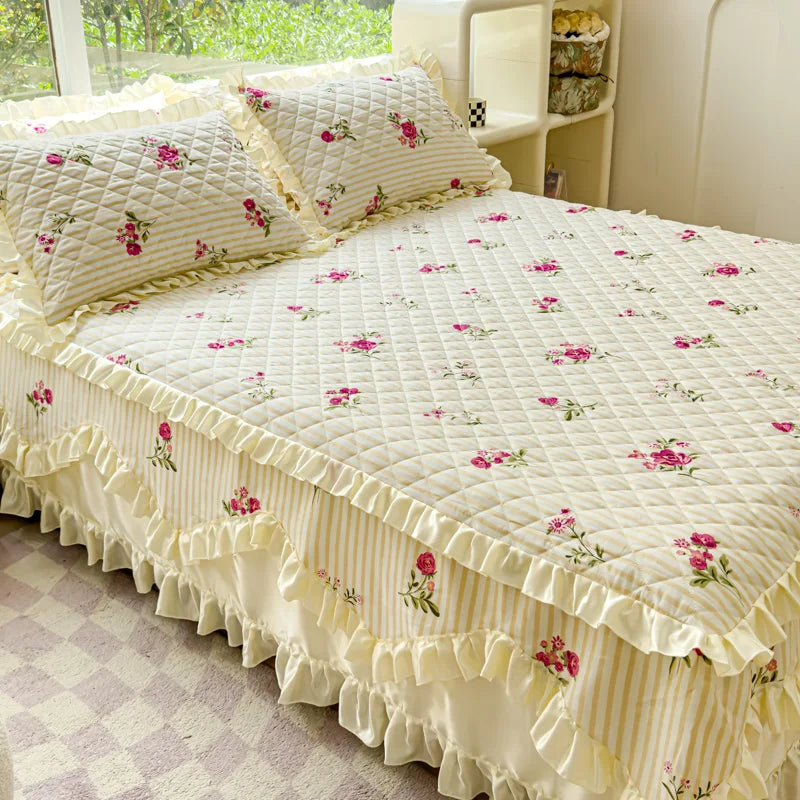 Détail de la jupe dentelle princesse du couvre-lit matelassé