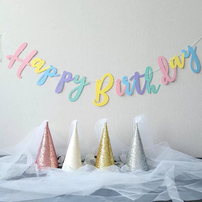 guirlande lettres happy birthday multicolore relief manuscrit festif paillettes lapin blanc vase fleurs horloge