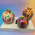 statue pomme multicolore motifs floraux abstraits résine décoration moderne contemporaine artisanale feuillette dorée