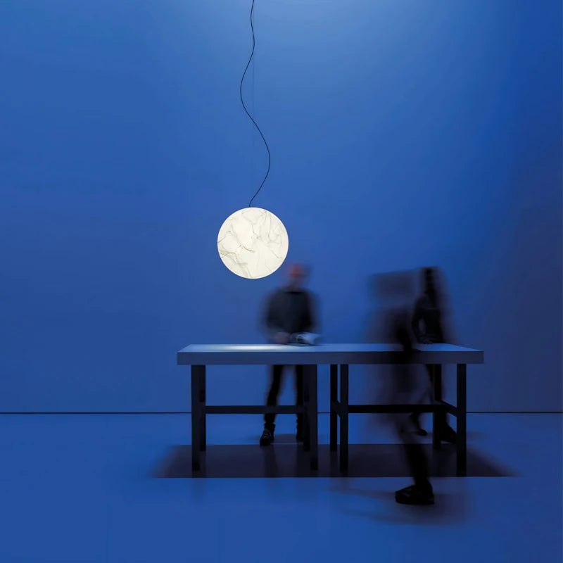 suspension lumineuse moderne marbrée blanc beige câble suspendu salon chambre restaurant