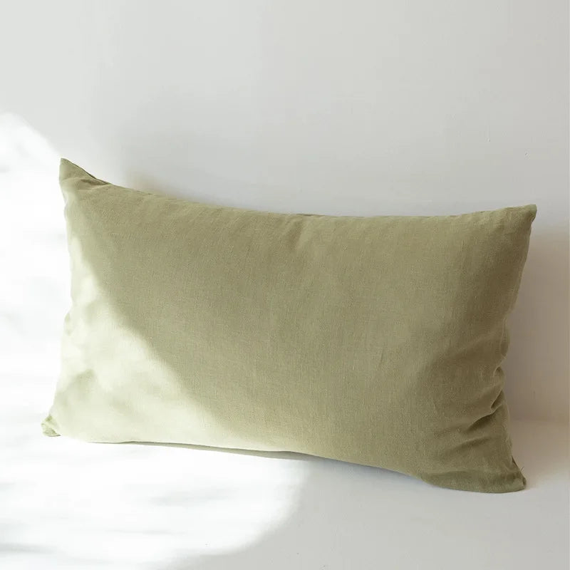 Coussin décoratif rectangulaire de couleur vert olive, sur fond blanc.