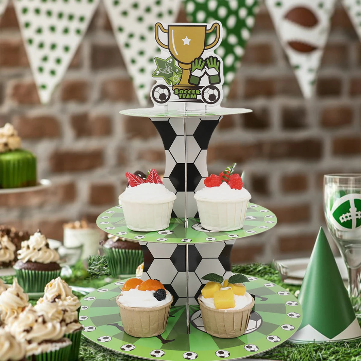 décoration table thème foot vert noir blanc ballons happy birthday motifs géométriques anniversaire serviettes