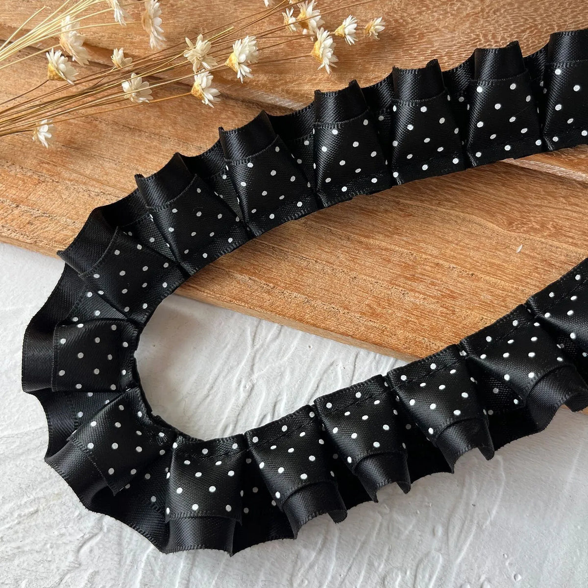 rubans franges dentelles pois noirs rose clair blanc cheveux décoration élégante partie