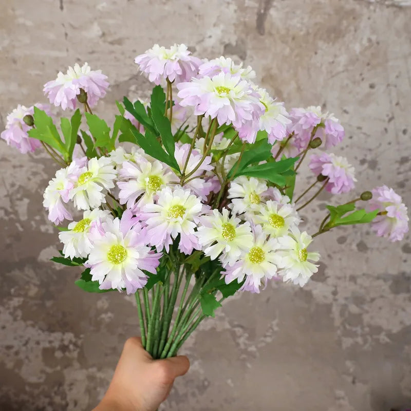 décoration intérieure bouquet fleurs artificielles soie marguerites simples couleurs blanches roses violets rouges moderne