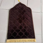 tapis géométrique moderne élégant vert clair bleu marine rouge rose gris clair franges dorées