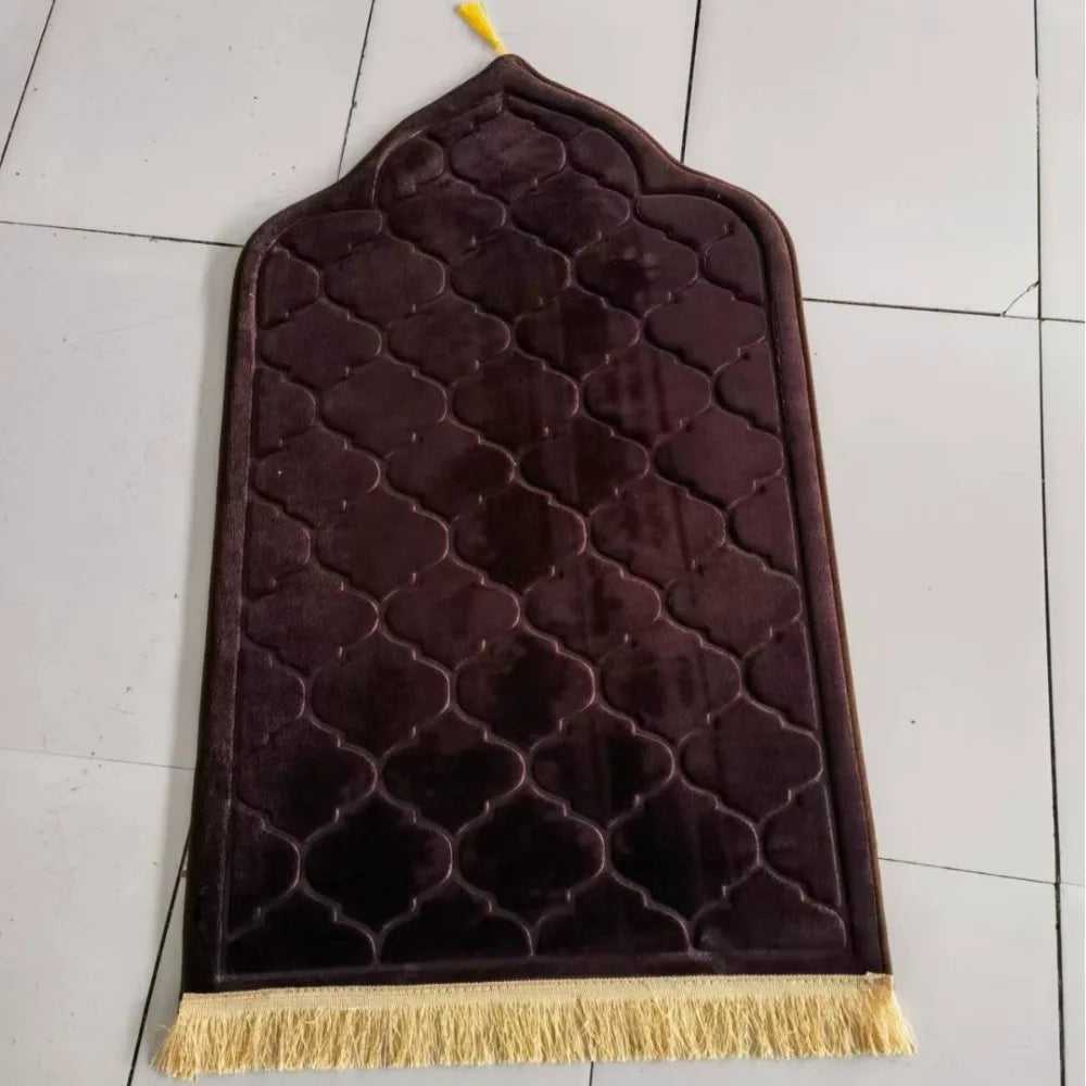 tapis géométrique moderne élégant vert clair bleu marine rouge rose gris clair franges dorées