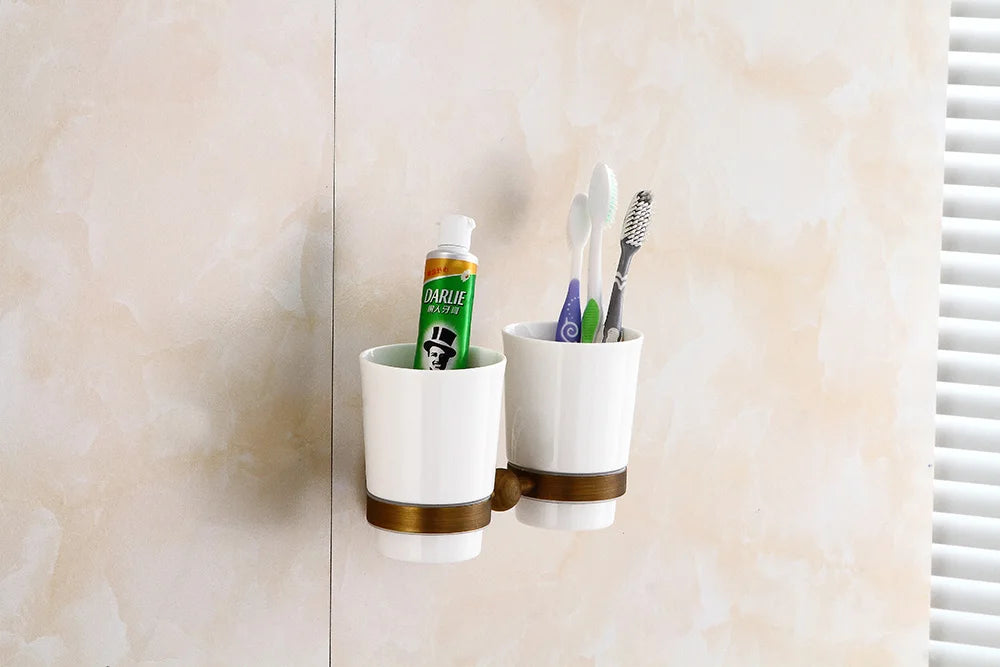 accessoires salle bain doré antique élégants détails floraux classiques porte serviettes double simple porte