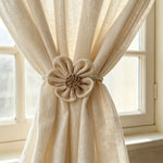 accessoire fenêtre fleurs crochet tissu texturé clips beige marron clair decoratif artisanal