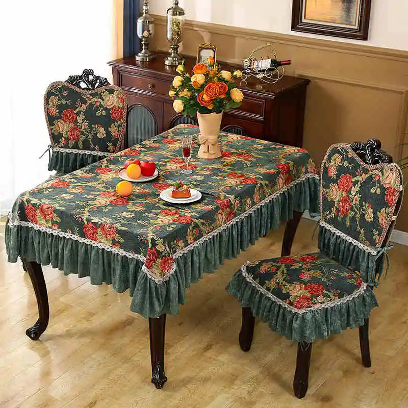 Une magnifique table à manger avec un service de table fleuri et des chaises assorties, créant une atmosphère chaleureuse et accueillante dans cette élégante salle à manger.