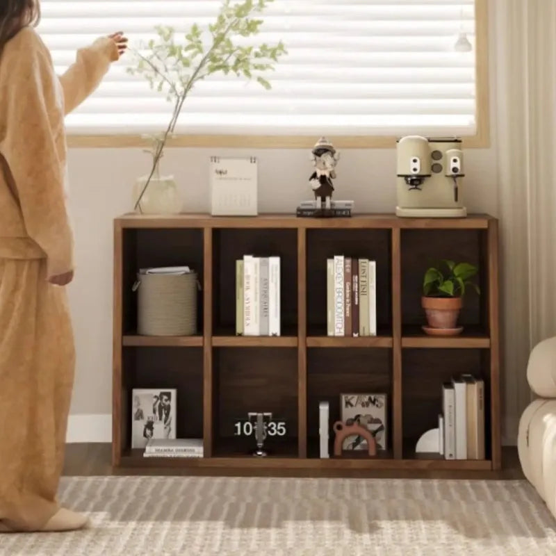 meuble compartiments bois marron clair texture naturelle moderne rangement livres cadres statues horloges