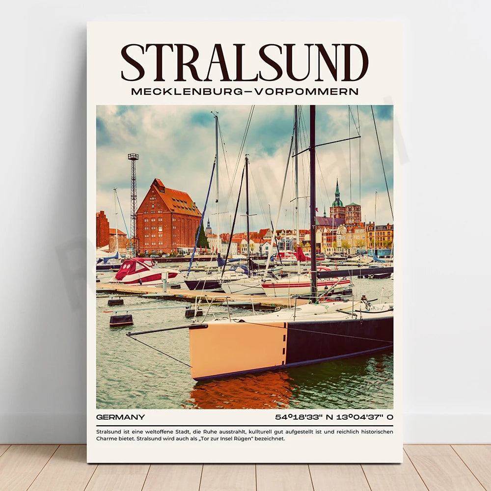 Cette image montre le port de Stralsund, une ville historique et culturellement riche sur la mer Baltique en Allemagne, avec ses bâtiments colorés et ses voiliers amarrés sur l'eau.