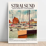 Cette image montre le port de Stralsund, une ville historique et culturellement riche sur la mer Baltique en Allemagne, avec ses bâtiments colorés et ses voiliers amarrés sur l'eau.