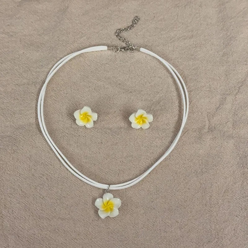 boucles doreilles tressées collier fleurs plumeria ensemble bijoux femmes moderne minimaliste blanc vert rose
