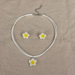 boucles doreilles tressées collier fleurs plumeria ensemble bijoux femmes moderne minimaliste blanc vert rose