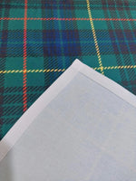 chemin table tartan blanc vert bleu decoration table champetre chic motifs ecossais assiettes blanches