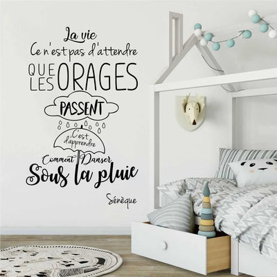 Autocollant mural inspiration française 'La Vie N'Attend Pas' sur mur blanc