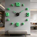 horloge murale moderne minimaliste vert lumineux noir doré numéros relief fond obscur quartz aiguille