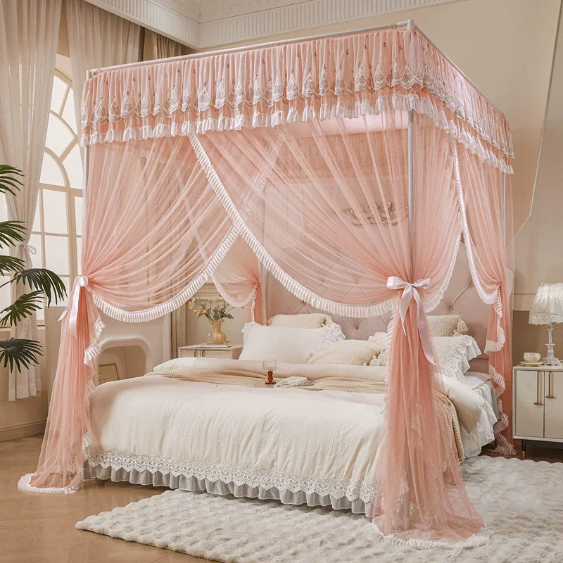 Un lit à baldaquin rose élégant avec des rideaux en dentelle et des coussins moelleux dans une chambre confortable.