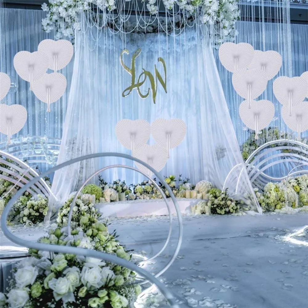 éventails pliants blancs classiques rayures fines tringle diamètre 24cm hauteur 25cm anniversaire mariage decoration