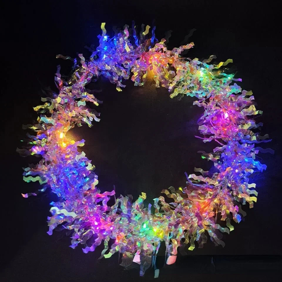 couronne lumineuse festive tissus brillants couleurs vives bleu rose violet lumineux tinsel opaque festive