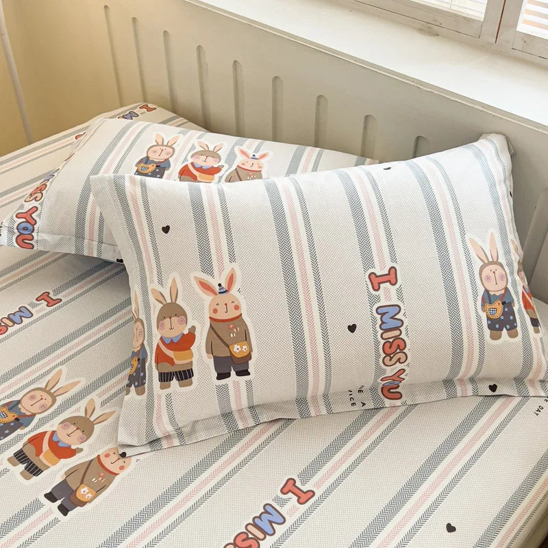 Ensemble de literie avec motif de personnages de lapin mignons sur fond de rayures.