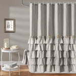Image de rideaux élégants utilisés comme une solution de traitement de fenêtre efficace, montrant un rideau de douche coloré avec des motifs uniques, également approprié comme couverture de fenêtre, mettant en valeur la polyvalence et la beauté de l'utilisation des rideaux dans la décoration intérieure.
