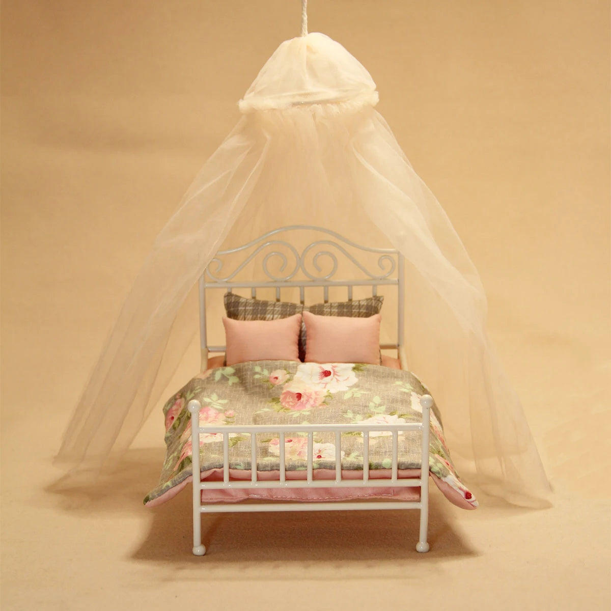 lit miniature fer blanc ensemble literie motifs floraux shabby chic canopée oreillers couette petite