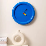 horloge murale moderne minimaliste bleu jaune rouge blanc ludique decoration intérieure aiguilles ondulées fixation