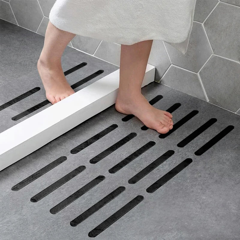 tapis antidérapant moderne adhésif rayures horizontales salle bain gris blanc respectueux environnement sécurité douche