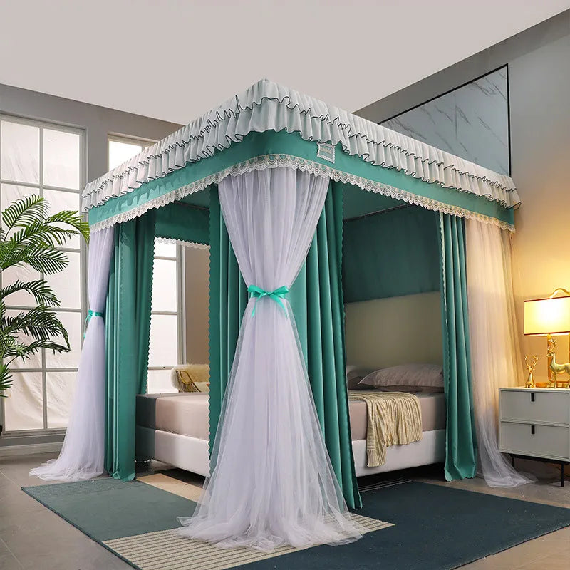 Un lit à baldaquin avec des rideaux turquoise et blancs élégants dans une chambre lumineuse et aérée.