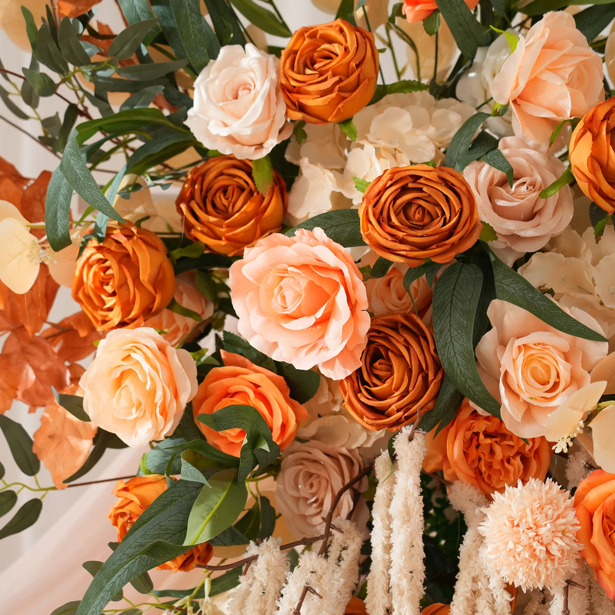 arche décorative boho chic fleurs artificielles orange feuilles vertes franges blanches extérieur mariage anniversaireévénement
