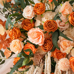 arche décorative boho chic fleurs artificielles orange feuilles vertes franges blanches extérieur mariage anniversaireévénement