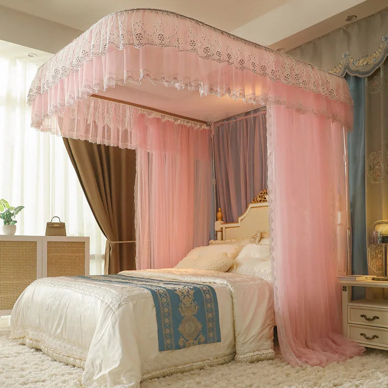 Cette chambre dispose d'un magnifique lit à baldaquin rose avec des rideaux ornementés, offrant une atmosphère romantique et raffinée.