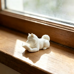 statue chien couché livre ouvert blanc noir décoration intérieur 10cm longueur 5cm hauteur festive